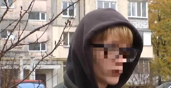 Знущання підлітків з хворої бабусі, у Києві хлопці на камеру лякали жінку пістолетом