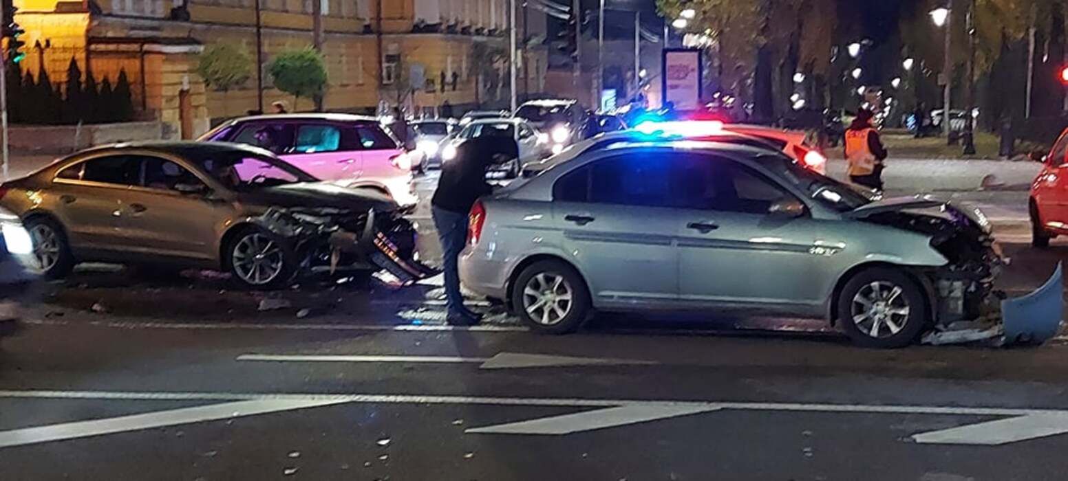 Центр Киева сковал затор из авто и троллейбусов из-за масштабной аварии: кадры с места ДТП Центр Киева сковал затор из авто и троллейбусов из-за масштабной аварии: кадры с места ДТП