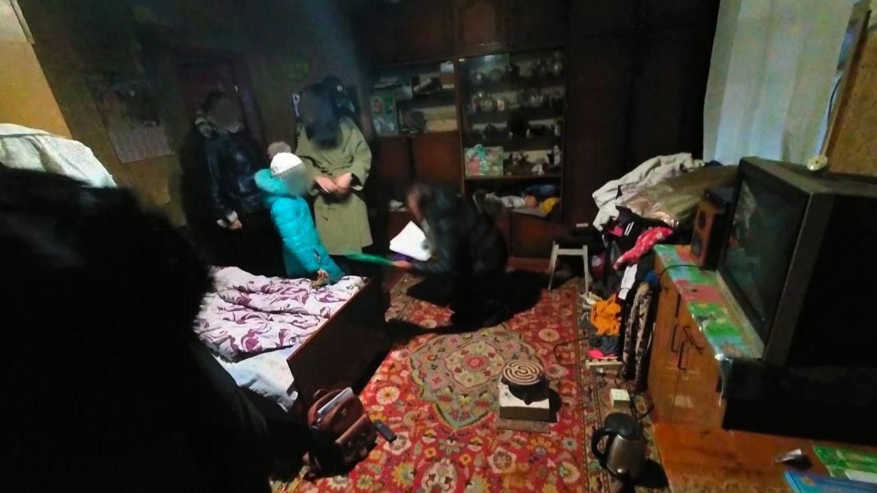 Девочка не ела и замерзала: забрали дочь у горе-матери из Харьковщины - Новости Харькова - 24 Канал Девочка не ела и замерзала: забрали дочь у горе-матери из Харьковщины - Новости Харькова - 24 Канал