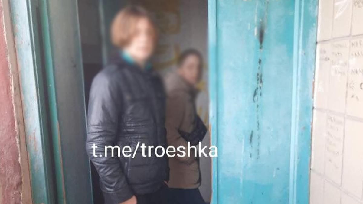На Троєщині у Києві підлітки скинули на голову дівчинки з висоти пляшку зі сміттям - Київ