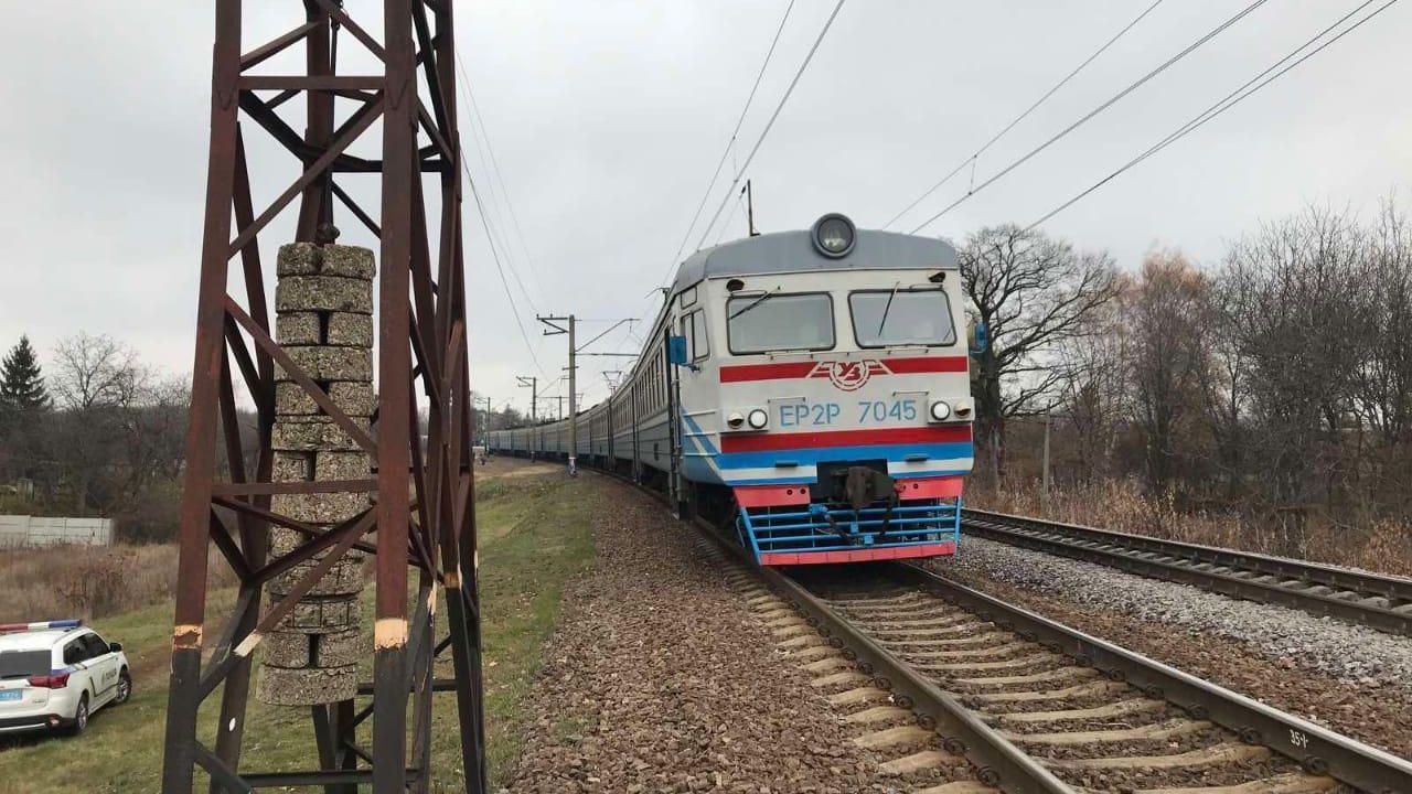 Шел в наушниках: на Харьковщине поезд сбил мужчину с тачкой