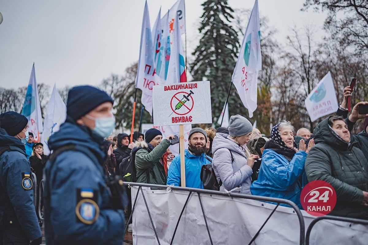 Насмішка з померлих: антивакцинатори хочуть зіпсувати життя не тільки собі - Україна новини - 24 Канал