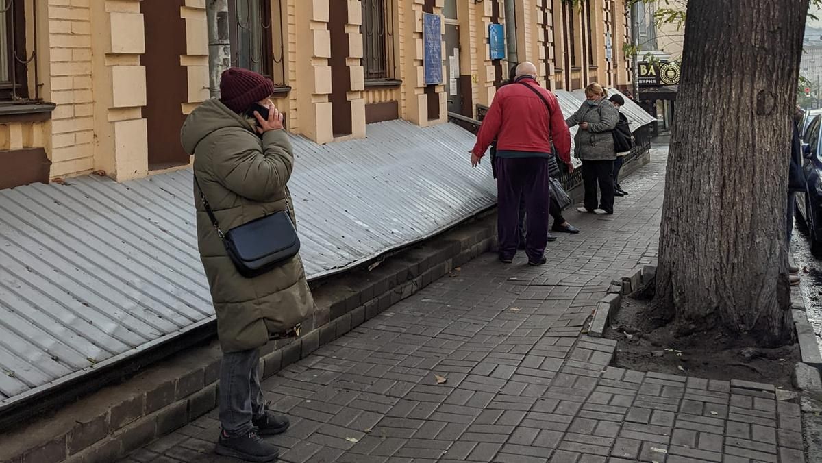 У Києві побачили чималі черги біля бюро ритуальних послуг та церков - Новини Київ - Київ
