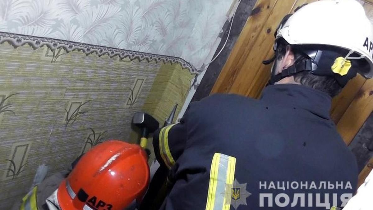 Попросив допомогти: 61-річний киянин утримував у квартирі 20-річну дівчину - Київ Попросив допомогти: 61-річний киянин утримував у квартирі 20-річну дівчину - Київ