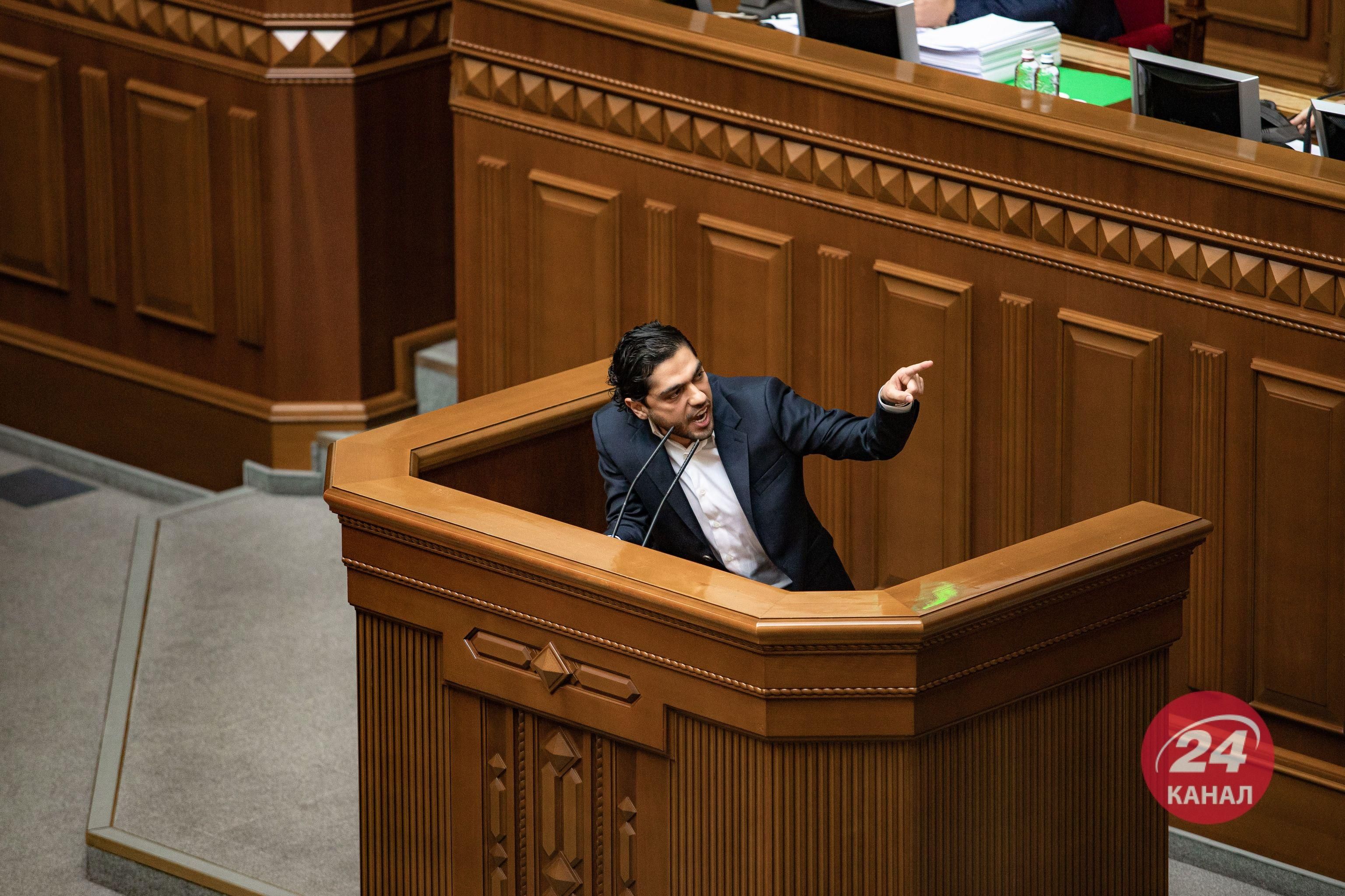 Лерос показав середній палець з трибуни Ради: "слуги" звернулись до регламентного комітету - 24 Канал Лерос показав середній палець з трибуни Ради: "слуги" звернулись до регламентного комітету - 24 Канал