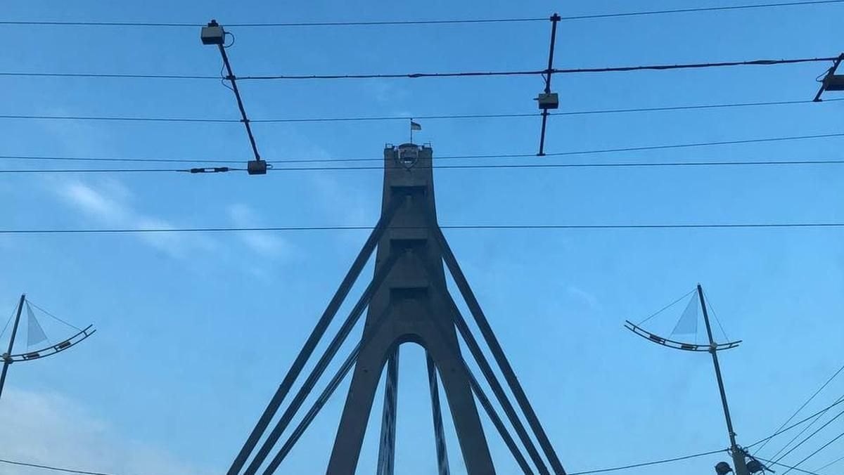 Неизвестные залезли на Северный мост в Киеве: страшное видео