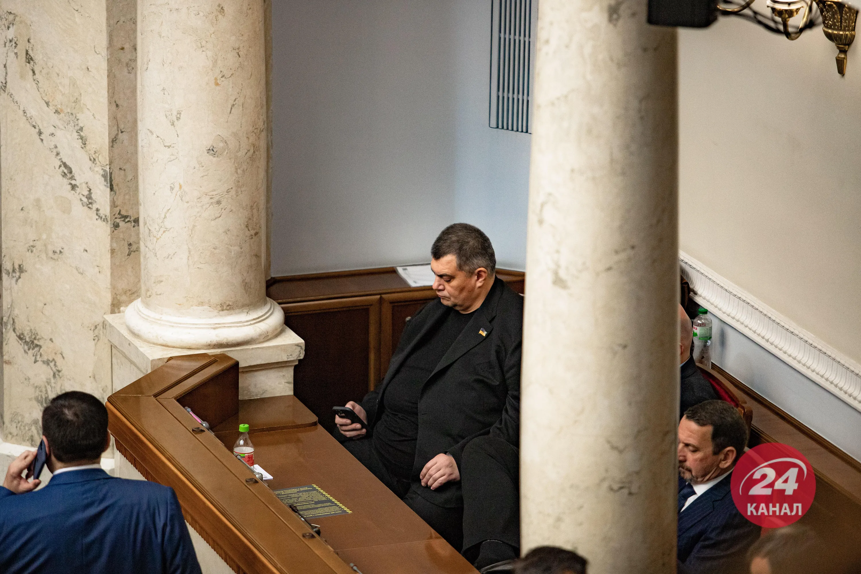 Юрій Корявченков теж сидів у телефоні Юрій Корявченков теж сидів у телефоні