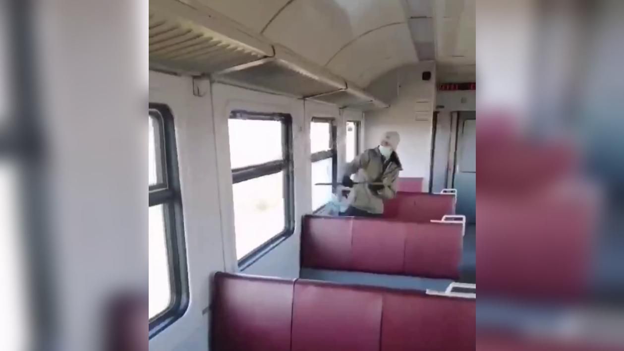 Побив вікна та витягнув заточку: житель Одещини влаштував "шоу" в електричці – відео інциденту - Криминальные новости Украины - 24 Канал Побив вікна та витягнув заточку: житель Одещини влаштував "шоу" в електричці – відео інциденту - Криминальные новости Украины - 24 Канал