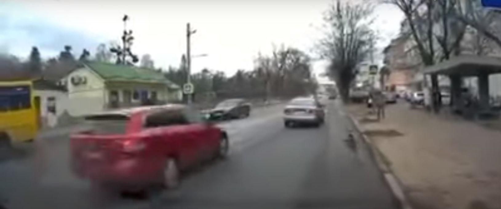 Несся на бешеной скорости: во Львове авто насмерть сбило отца журналиста 24 канала Несся на бешеной скорости: во Львове авто насмерть сбило отца журналиста 24 канала