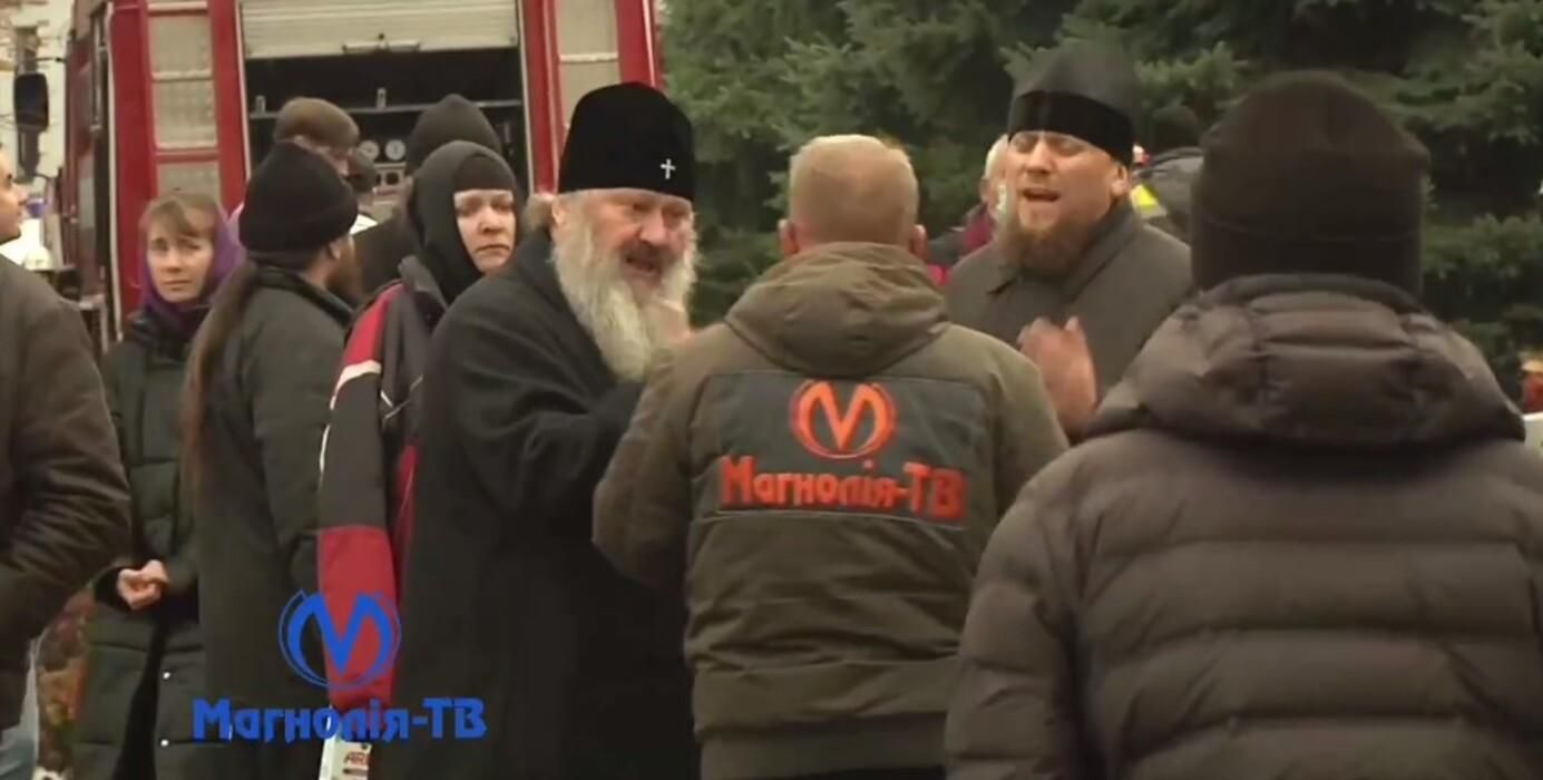 "Дай йому по голові": монахи Києво-Печерської лаври напали на журналістів, які знімали пожежу - Київ