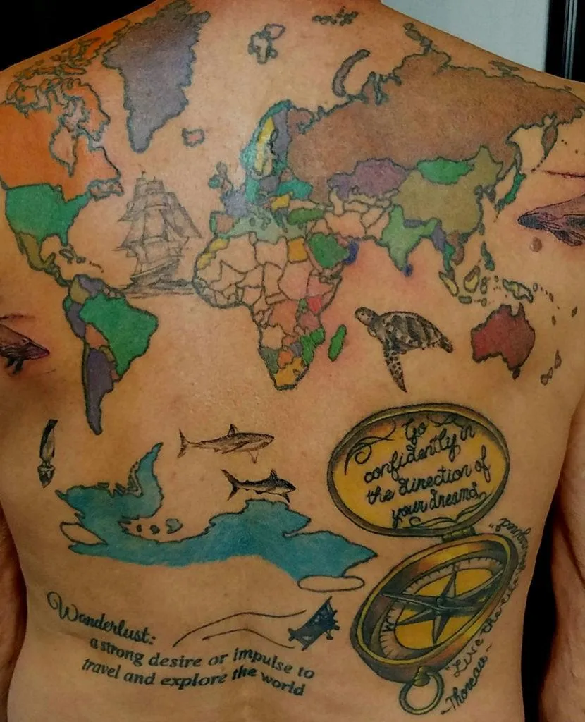 Після кожної подорожі він робить нове тату Після кожної подорожі він робить нове тату