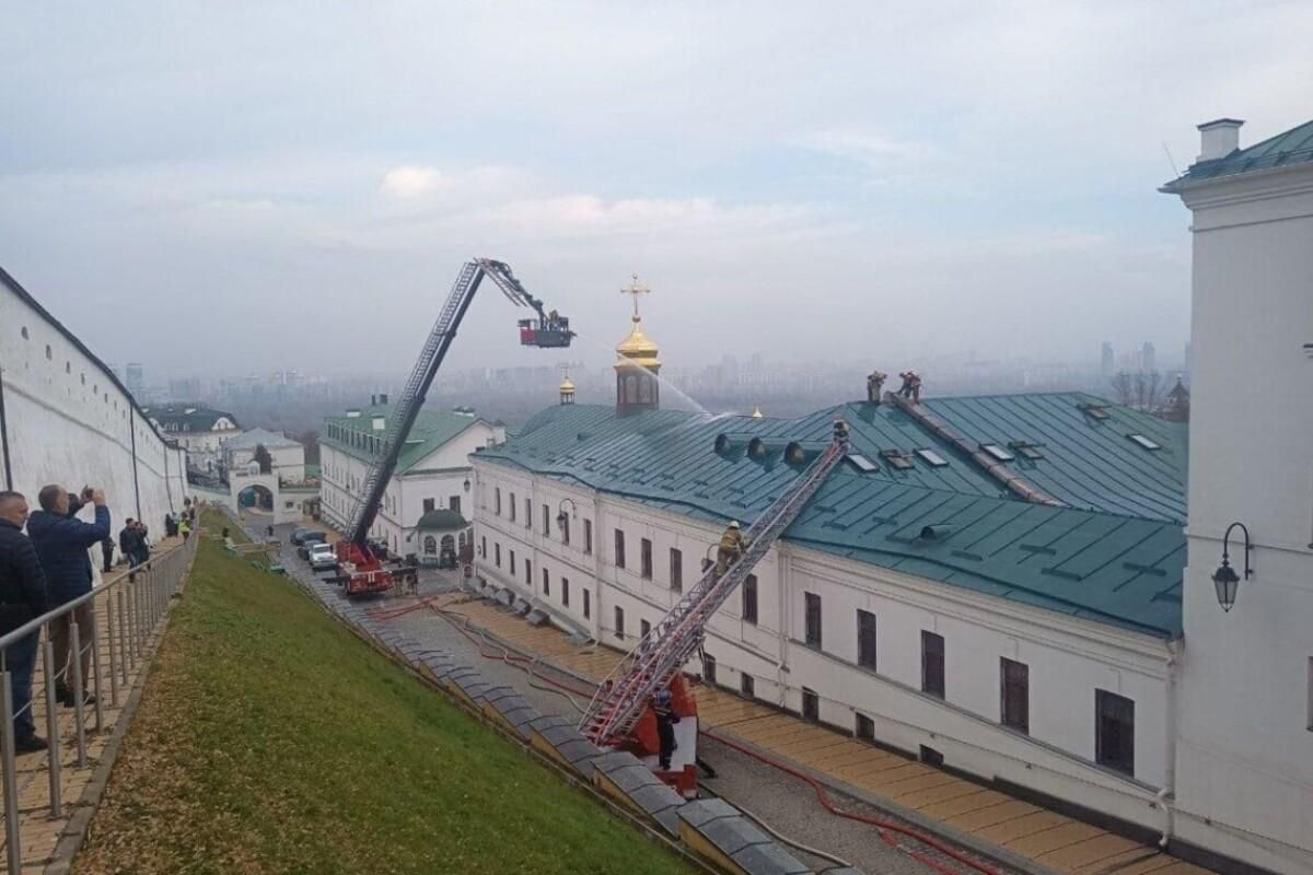 На пожежі у Києво-Печерській лаврі постраждали люди: що відомо про їх стан - Новини Києва - Київ