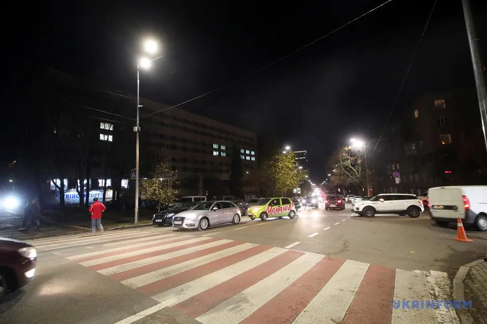У Києві на вулиці Джона Маккейна встановили розумні ліхтарі, освітлення у столиці