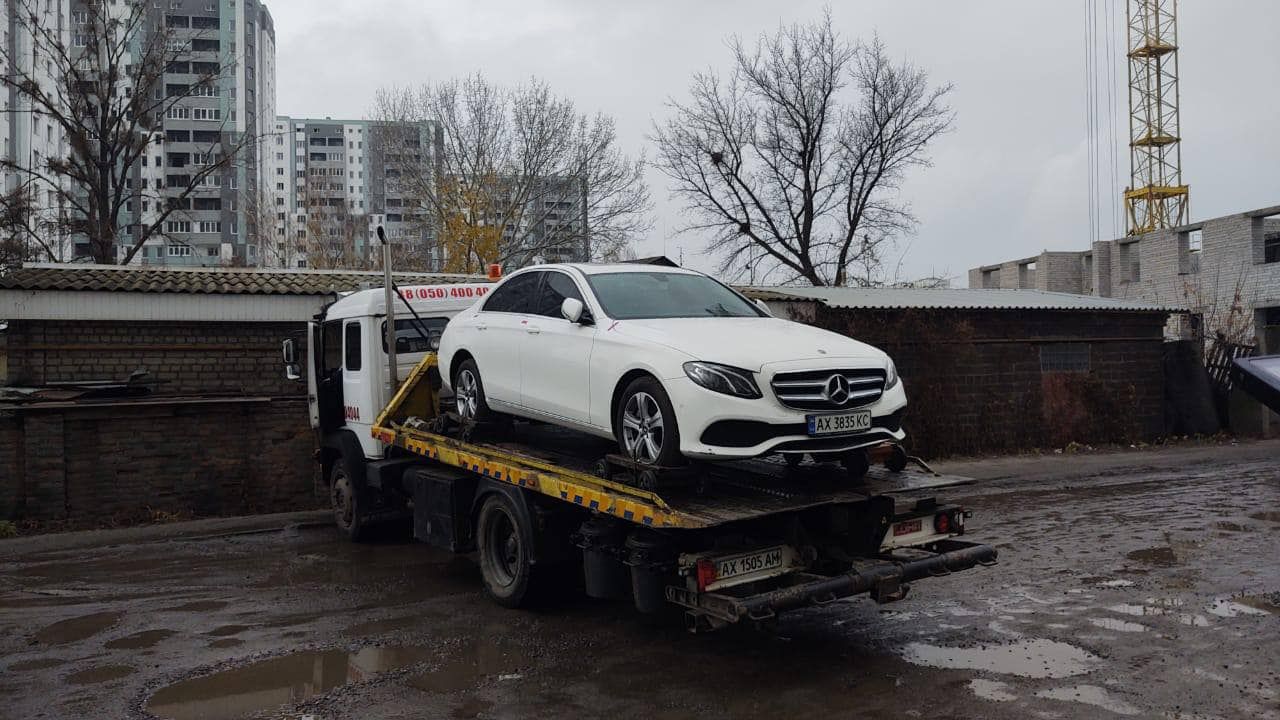 Mercedes за нарушения: в Украине впервые изъяли авто за неуплату штрафов Mercedes за нарушения: в Украине впервые изъяли авто за неуплату штрафов