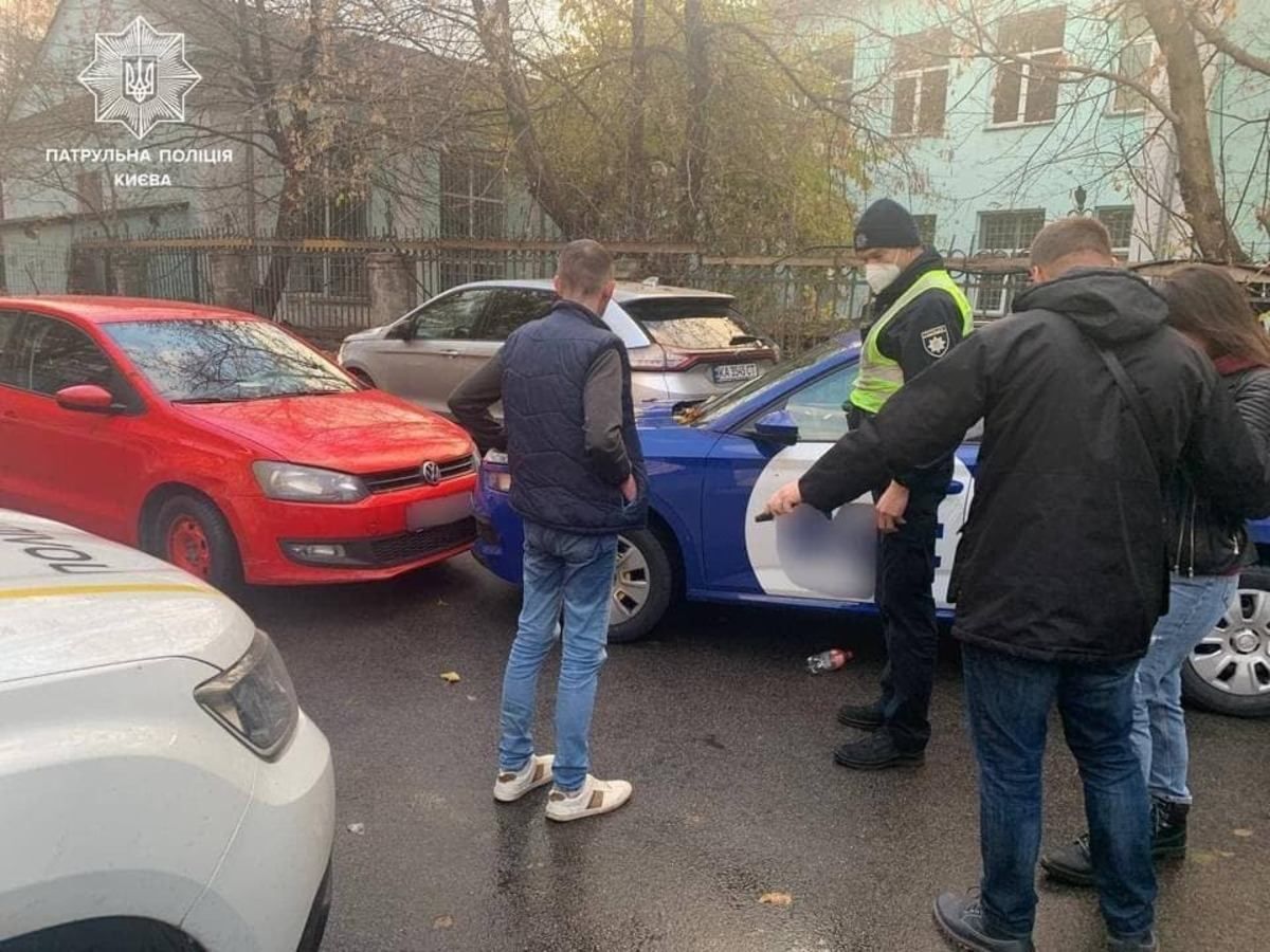 Бутылки валялись по всему салону: в Киеве пьяный водитель влетел в припаркованный автомобиль