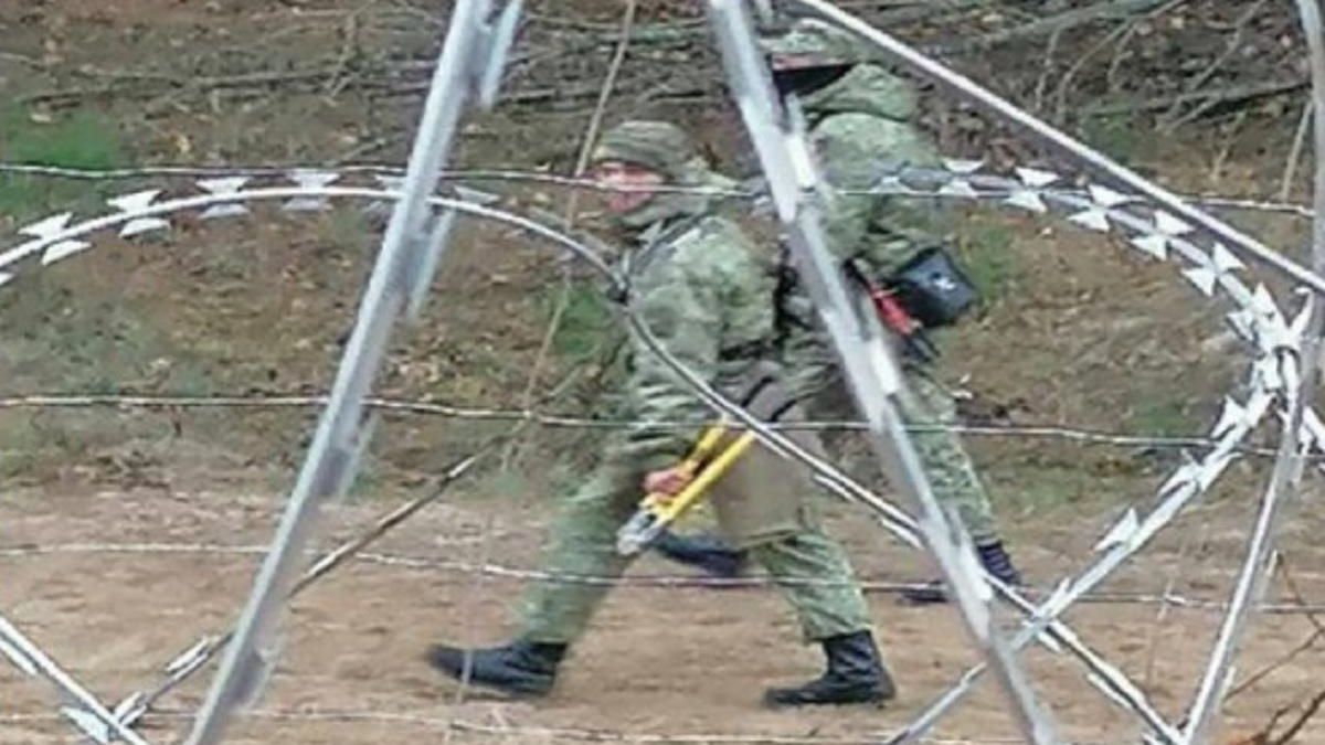 Білоруські прикордонники ходять вздовж рубежу з ножицями для різки металу - новини Білорусь - 24 Канал