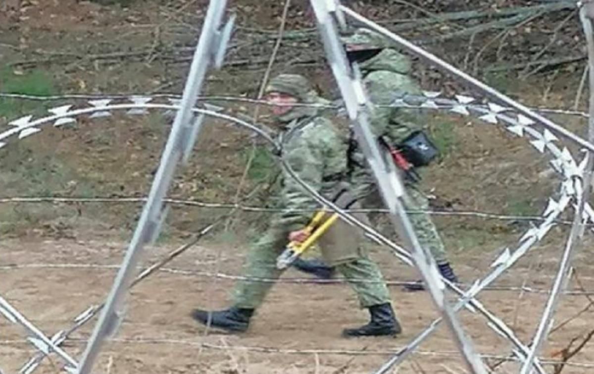 Білоруські прикордонники ходять вздовж рубежу з ножицями для різки металу - новини Білорусь - 24 Канал Білоруські прикордонники ходять вздовж рубежу з ножицями для різки металу - новини Білорусь - 24 Канал