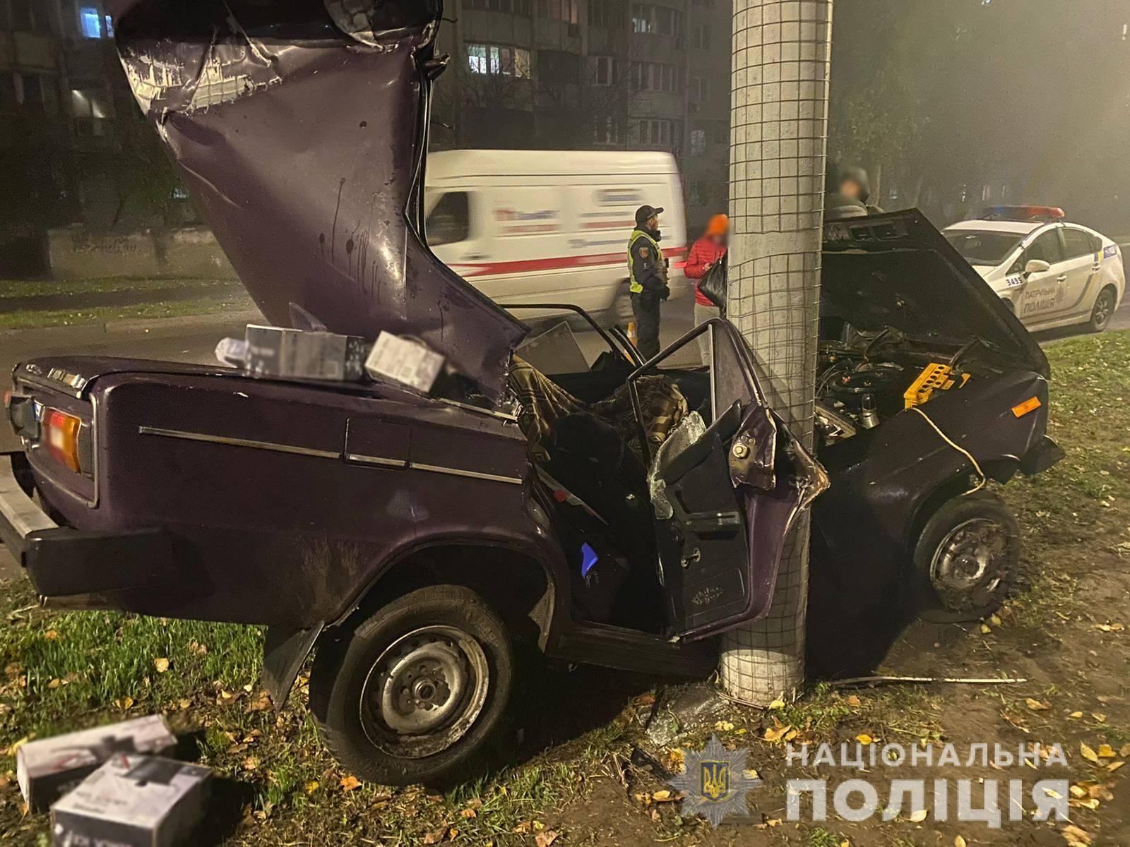 Смертельна ДТП в Одесі: водій легковика не впорався з керуванням і влетів у білборд - Новини Одеса - 24 Канал