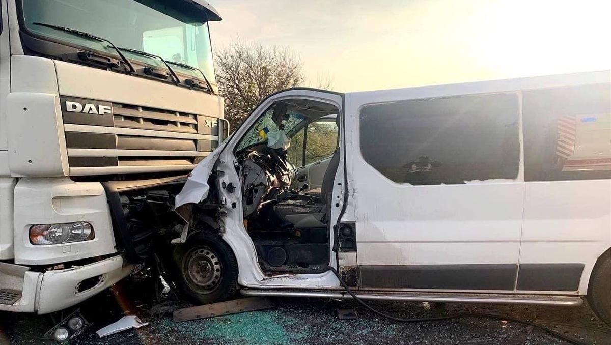 Под Киевом микроавтобус лоб в лоб влетел в грузовик