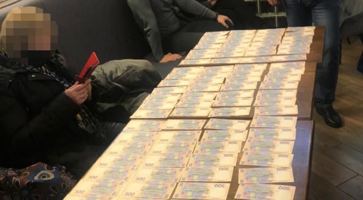 70 тисяч хабаря за зберігання товару: керівника держпідприємства спіймали "на гарячому" - Новини Київ - 24 Канал 70 тисяч хабаря за зберігання товару: керівника держпідприємства спіймали "на гарячому" - Новини Київ - 24 Канал