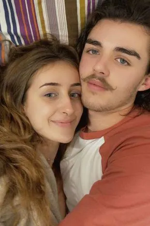 Свого коханого дівчина зустріла через спільних знайомих Свого коханого дівчина зустріла через спільних знайомих