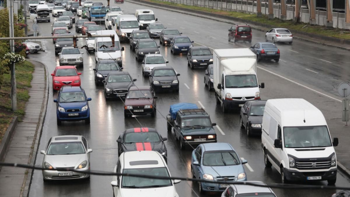 В Киеве сбой в движении общественного транспорта, чиновники ввели оперативное положение В Киеве сбой в движении общественного транспорта, чиновники ввели оперативное положение
