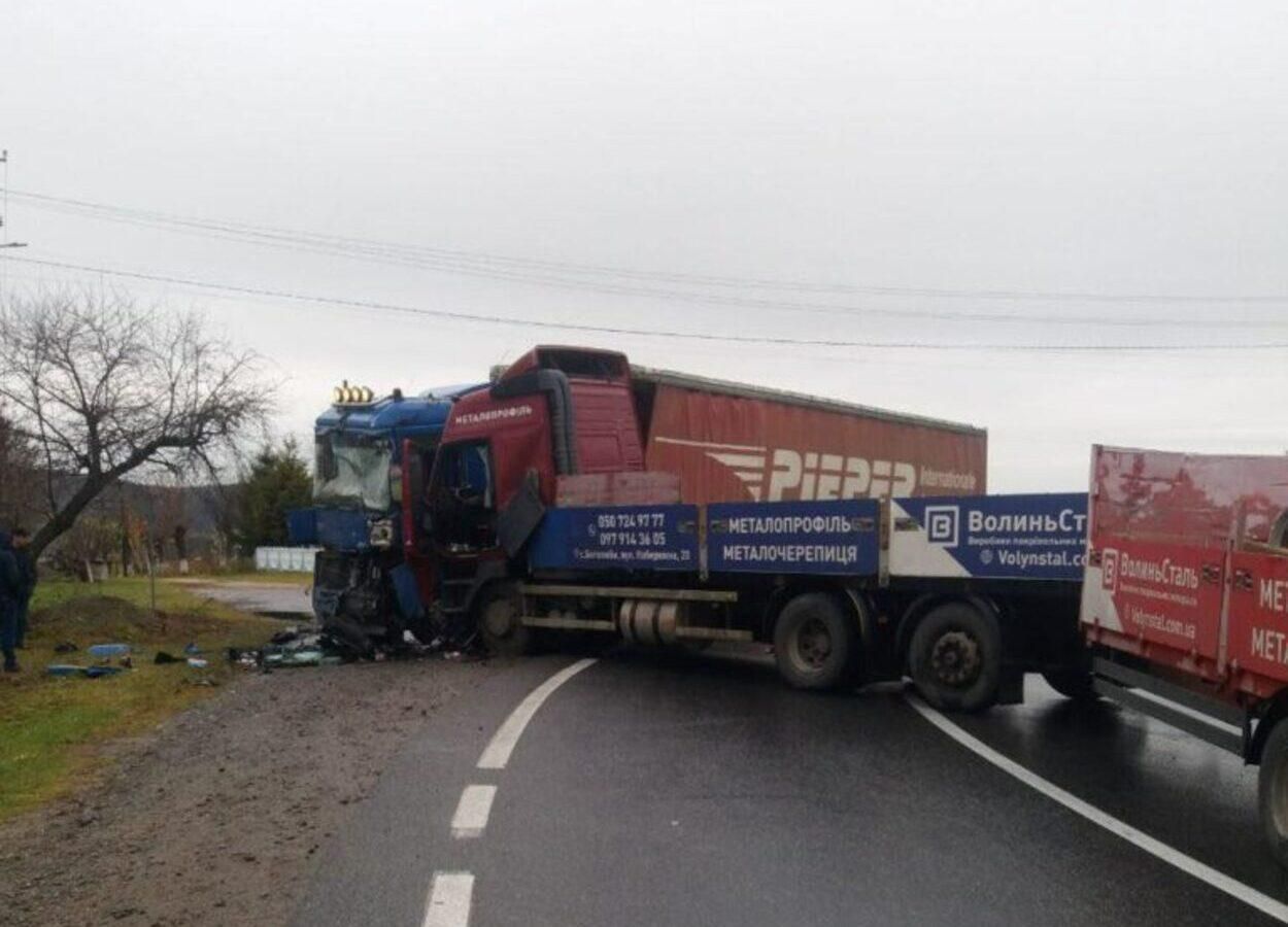 На трассе Мукачево – Львов столкнулись грузовики: движение полностью перекрыли