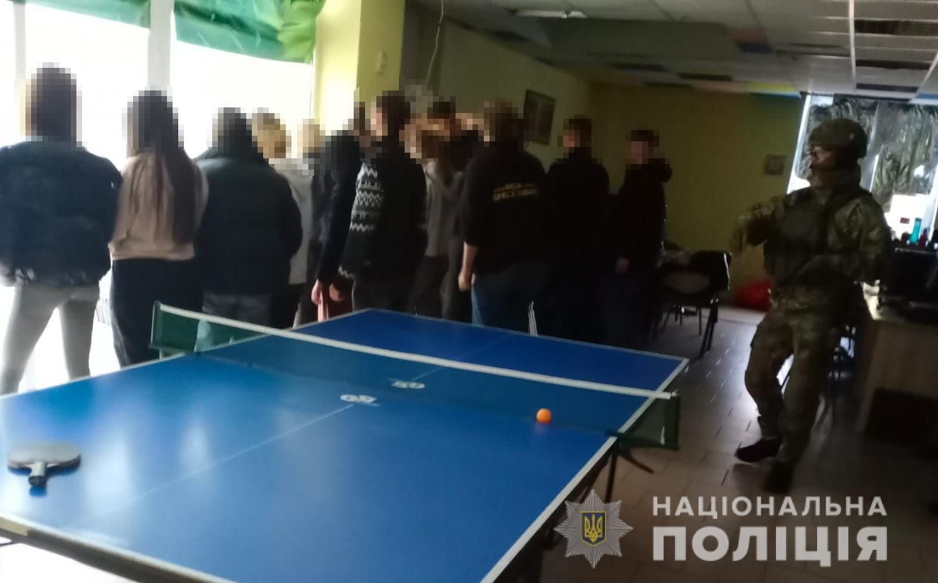 Пів мільйона доларів щомісяця: у Дніпрі колектори "вибивали" з людей неіснуючі борги - Новини Дніпро - 24 Канал Пів мільйона доларів щомісяця: у Дніпрі колектори "вибивали" з людей неіснуючі борги - Новини Дніпро - 24 Канал