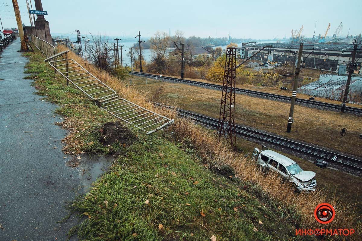 З Амурського мосту в Дніпрі злетіло таксі: постраждали двоє жінок - Свіжі новини Дніпра - 24 Канал