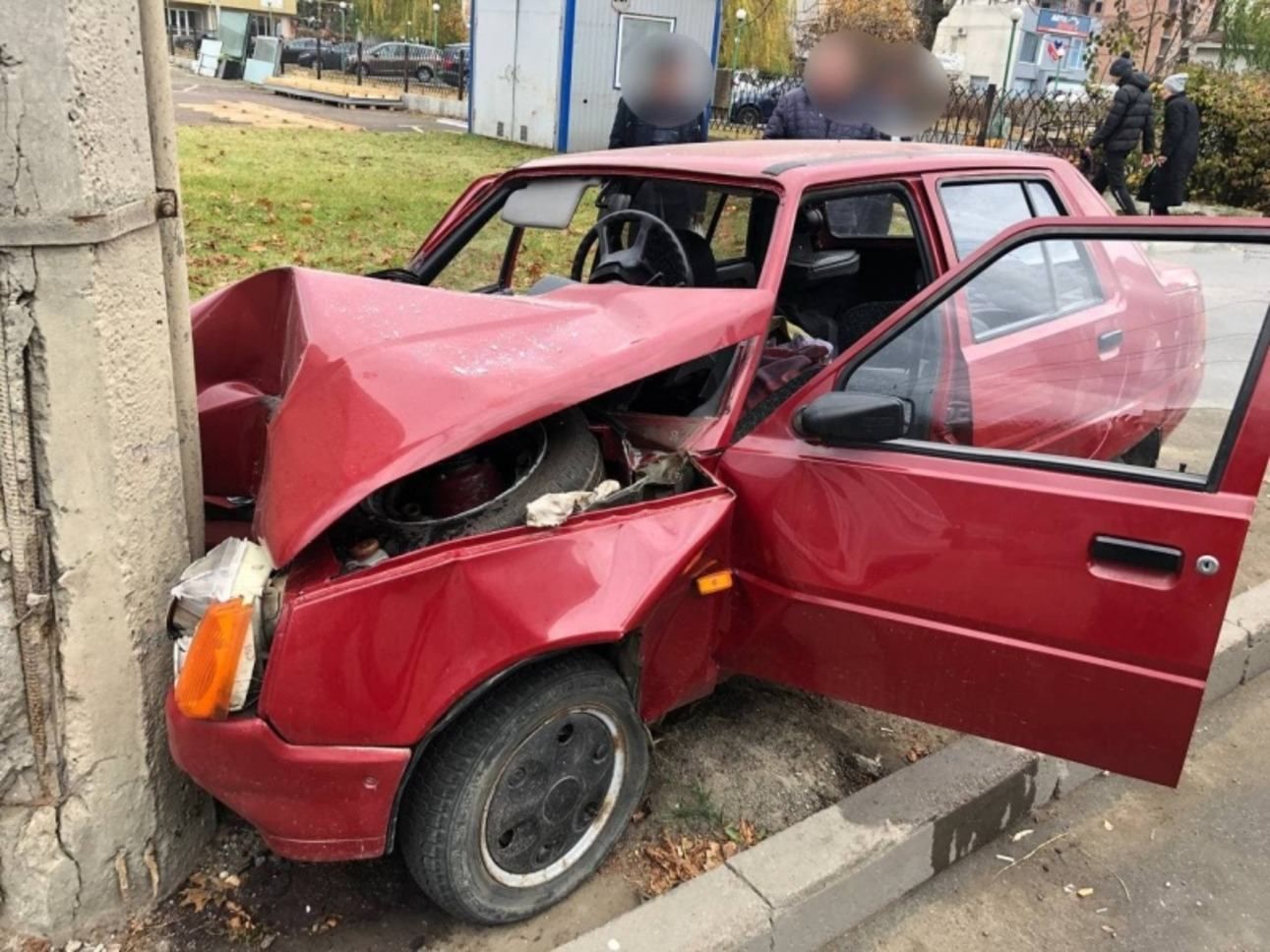 У Чернівцях чоловік об'їжджав тролейбус і влетів у стовп: моторошні фото - Україна новини - 24 Канал