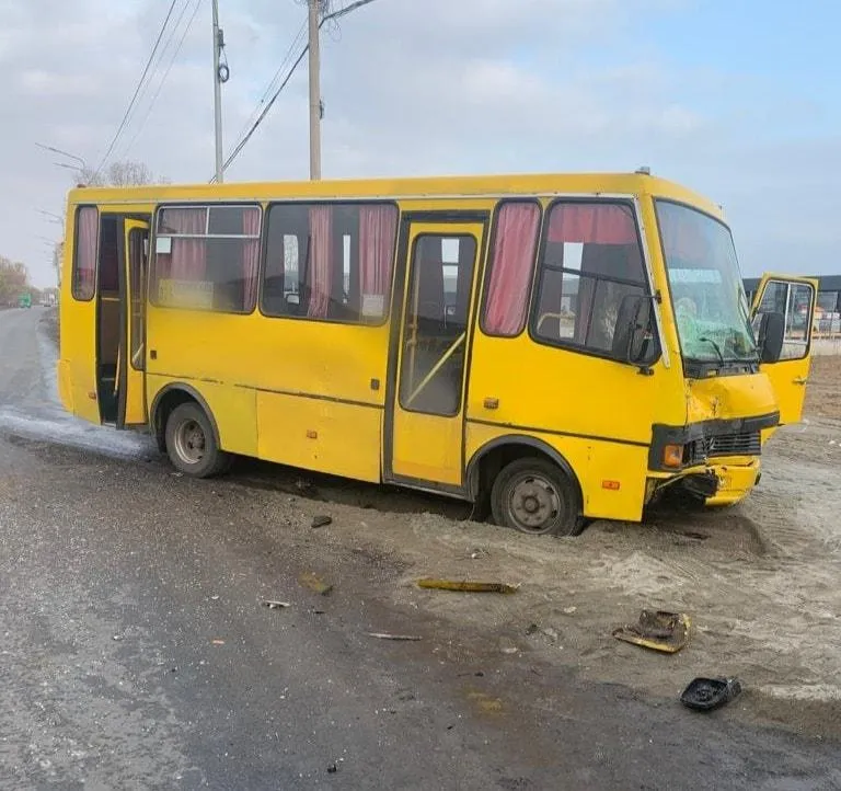 Аварія з автобусом у Погребах, постраждали троє дітей та двоє дорослих, їх госпіталізували 