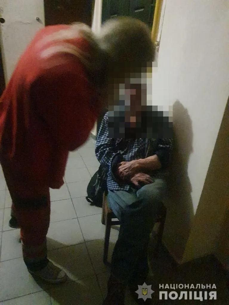 У Києві шахрайки побили пенсіонера, жінки хотіли пограбувати дідуся в його квартирі на вулиці Пушкінській 