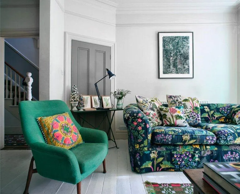 Яскрава оббивка на дивані Яскрава оббивка на дивані