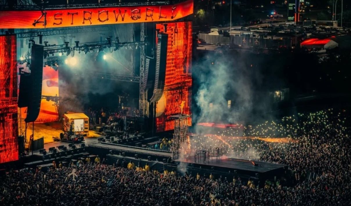 В США на музыкальном фестивале во время давки погибли люди: видео с места происшествия В США на музыкальном фестивале во время давки погибли люди: видео с места происшествия