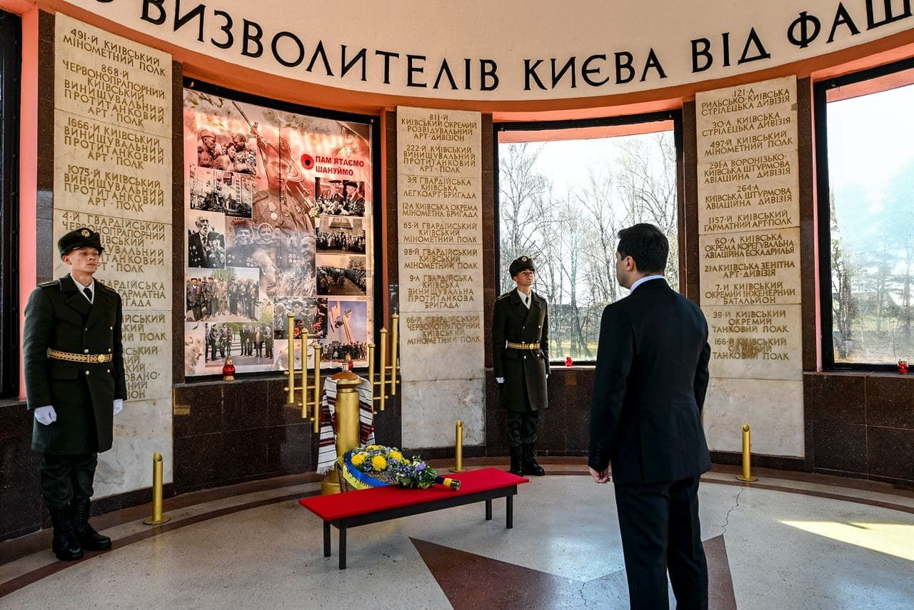Зеленський вшанував загиблих в операції звільнення Києва від нацистів - Новини Київ - Київ Зеленський вшанував загиблих в операції звільнення Києва від нацистів - Новини Київ - Київ