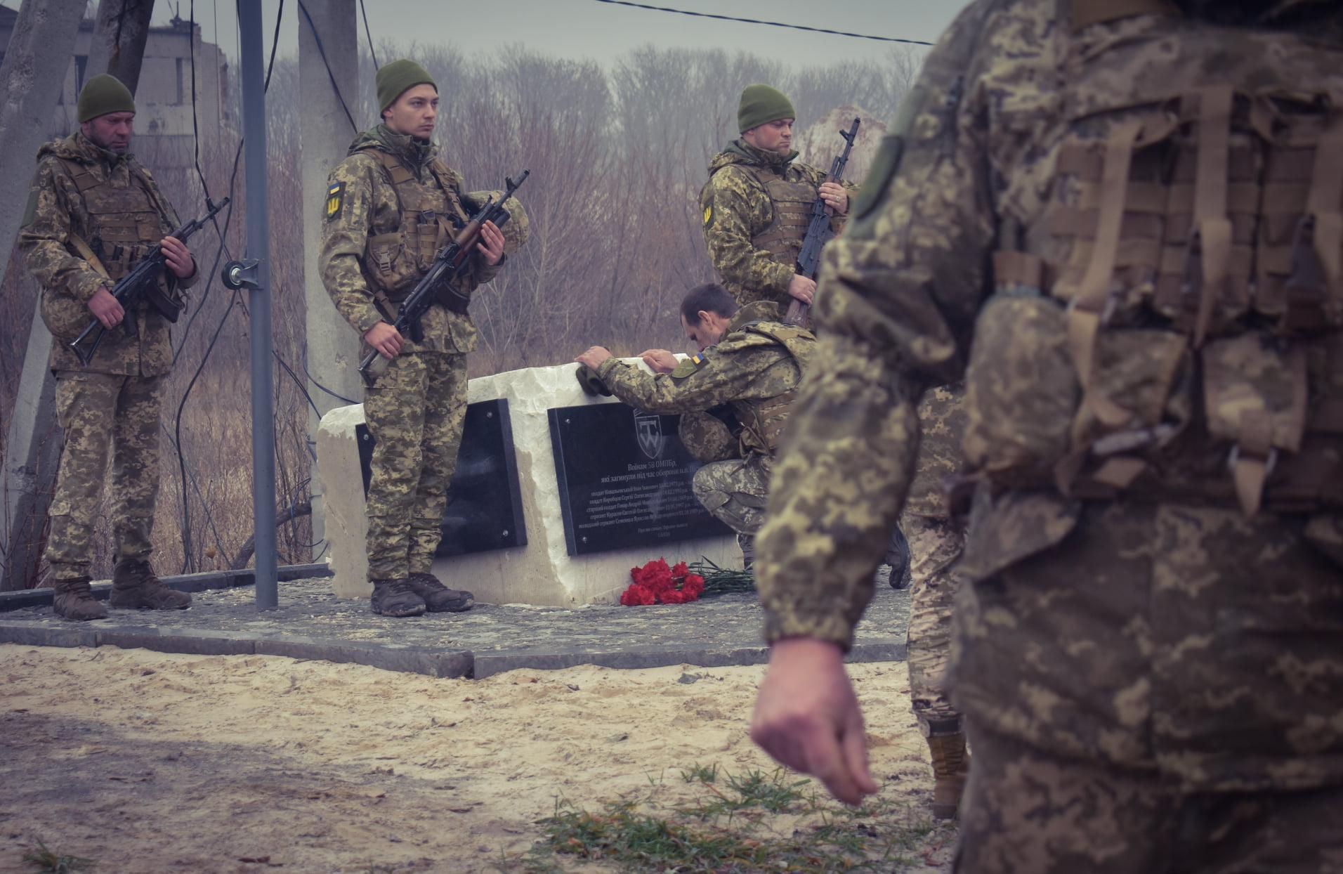 "Тримайте наше небо, братики": у Пісках відкрили пам'ятник полеглим воїнам 58 бригади - Новини Донецька сьогодні - 24 Канал