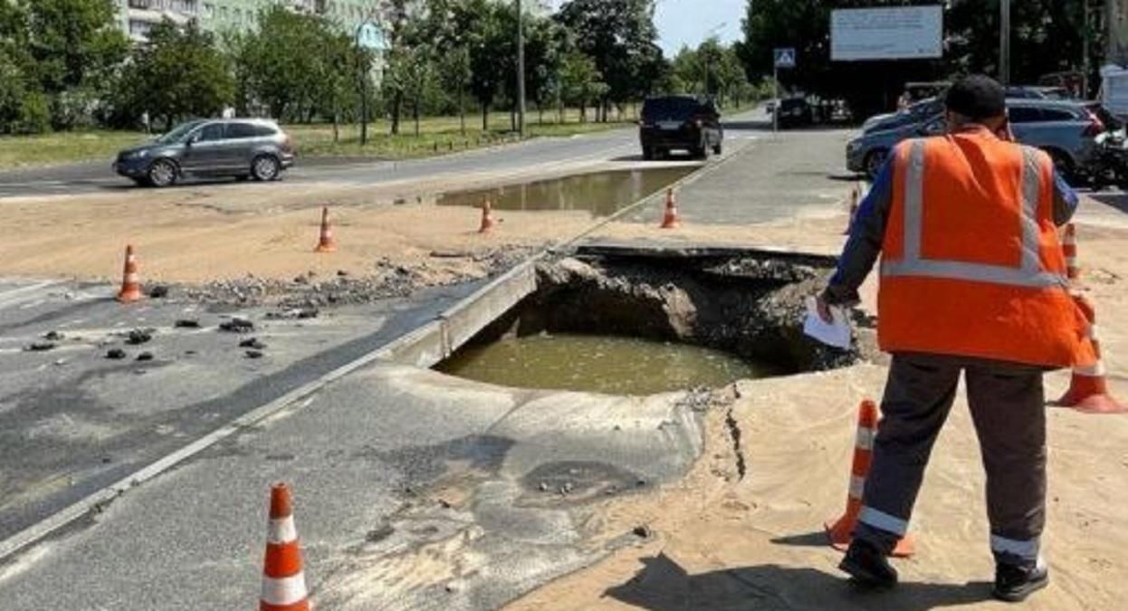 Более десятка жилых массивов Киева остались без воды из-за прорыва водопровода