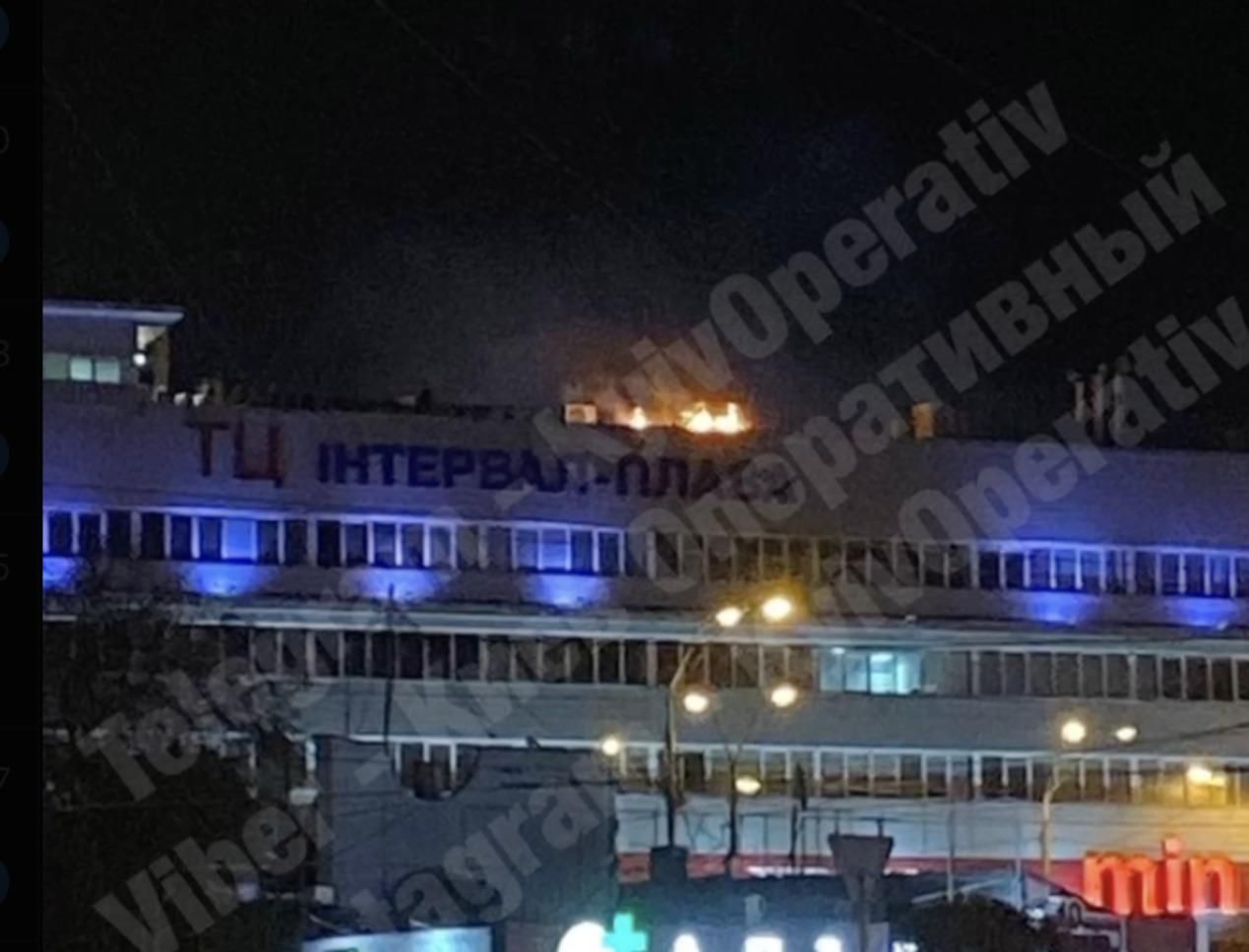 В Киеве вспыхнул пожар в торговом центре: крыша в огне – видео с места происшествия