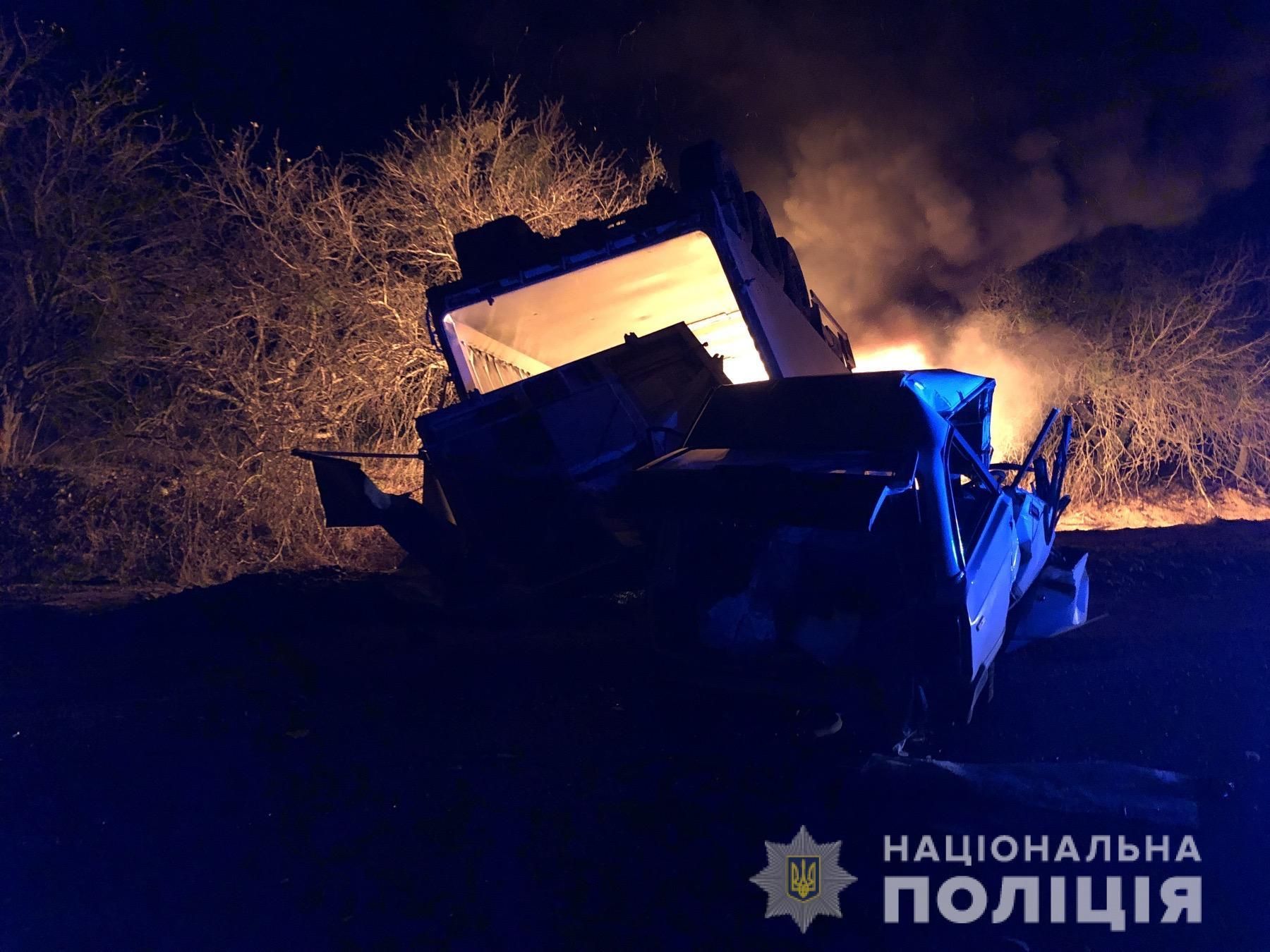 На Черкащині  легковик зіткнувся з вантажівкою, авто спалахнуло: є жертви – моторошні фото - Україна новини - 24 Канал