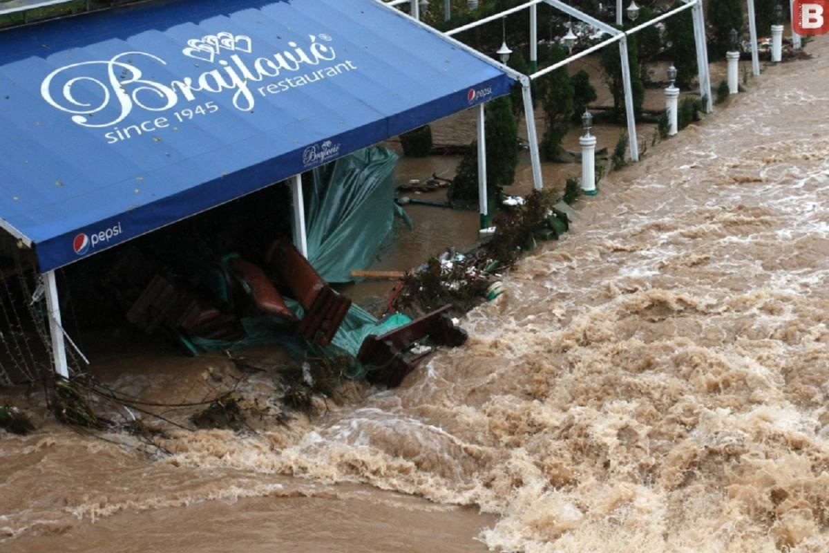 Через сильні зливи повінь накрила Боснію та Герцеговину: моторошні фото - 24 Канал Через сильні зливи повінь накрила Боснію та Герцеговину: моторошні фото - 24 Канал
