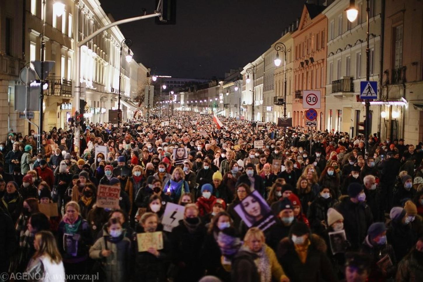 Власти Польши отреагировали на протесты после смерти беременной женщины