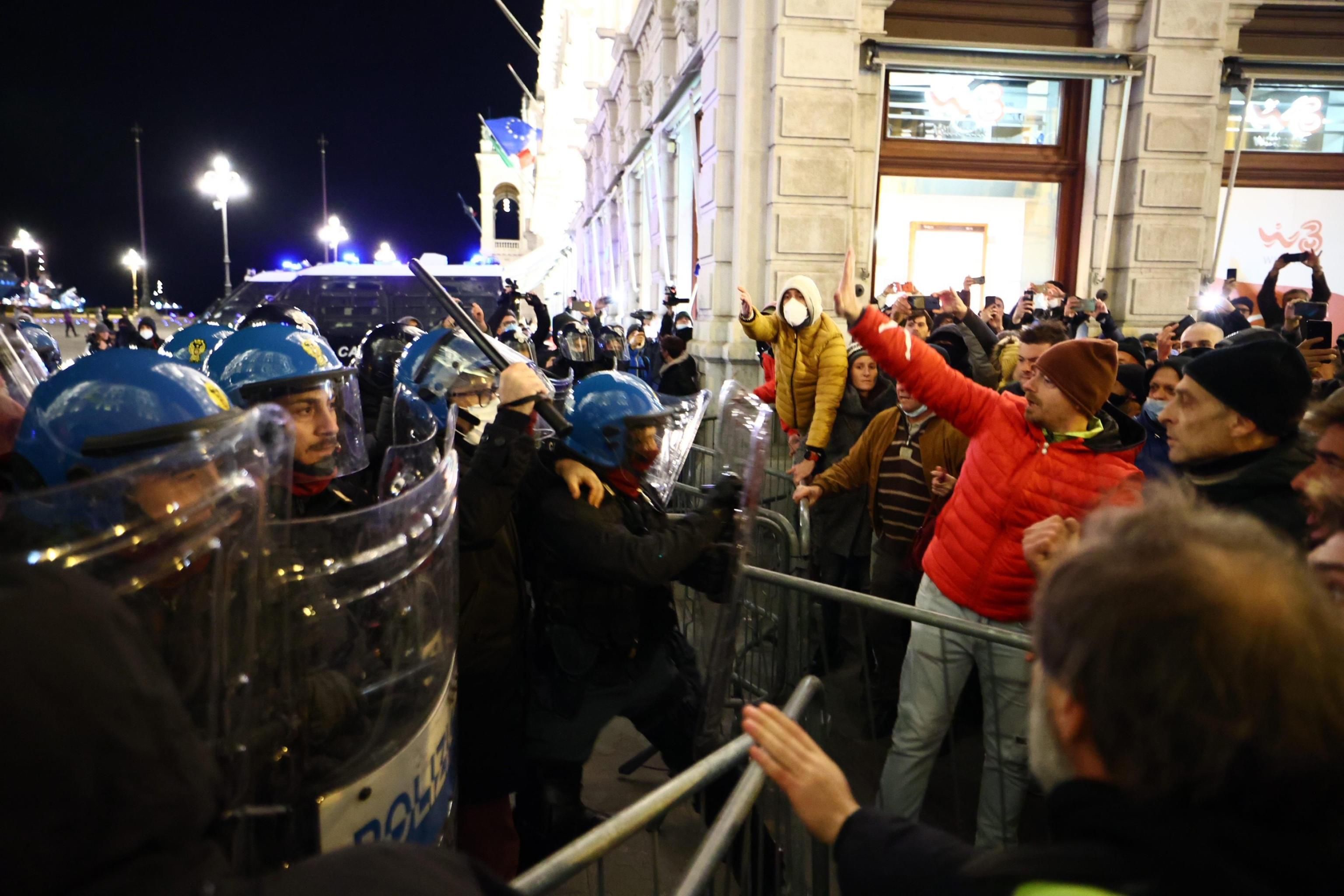 В Італії мітингували проти COVID-сертифікатів: понад сотні людей загрожує відповідальність - Україна новини - 24 Канал