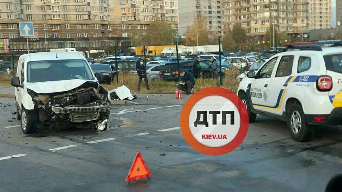 Євробляха залетіла у парковку: на Позняках у Києві водій спровокував серйозну аварію та втік - Київ