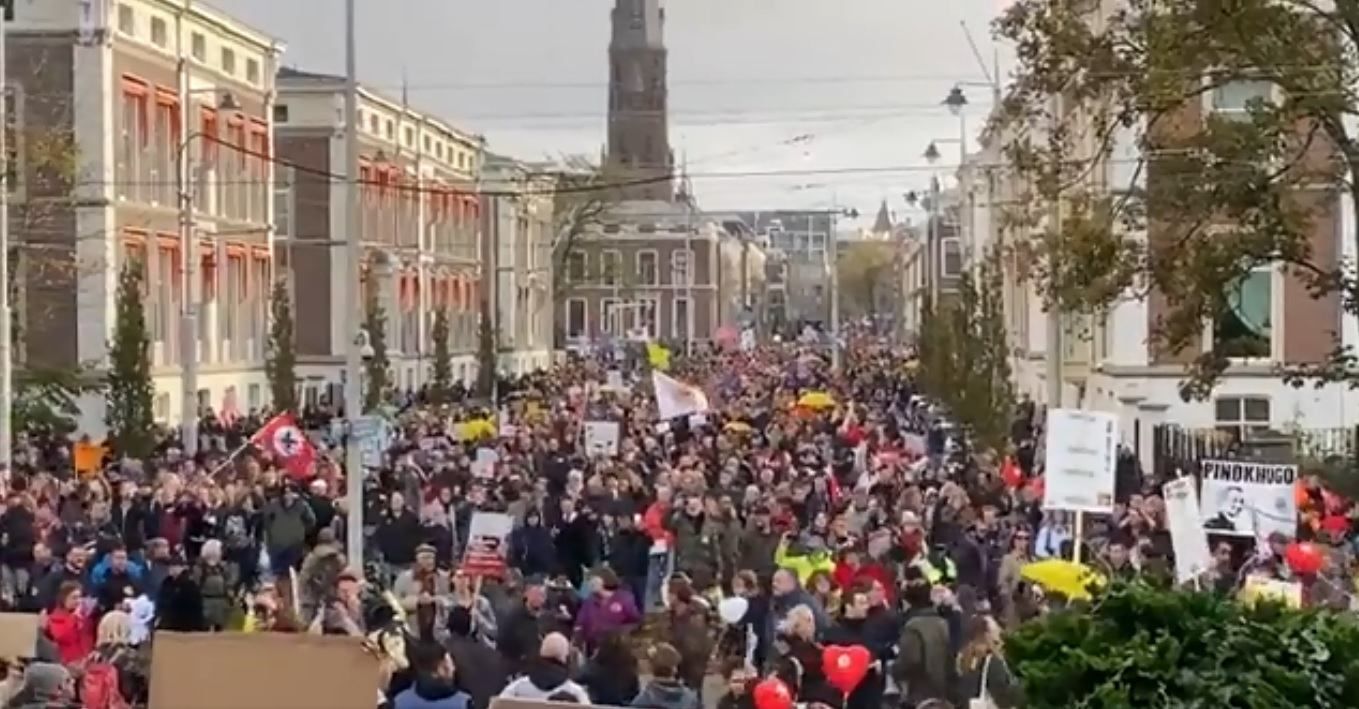 В Нидерландах прошли массовые протесты против ужесточения карантина