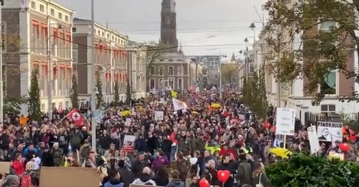 В Нидерландах прошли массовые протесты против ужесточения карантина В Нидерландах прошли массовые протесты против ужесточения карантина