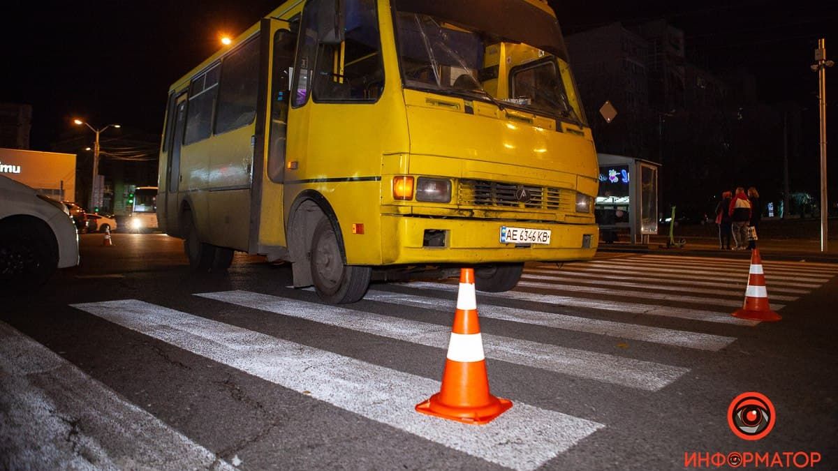 В Днепре маршрутка влетела в семью на пешеходном переходе: видео момента ДТП