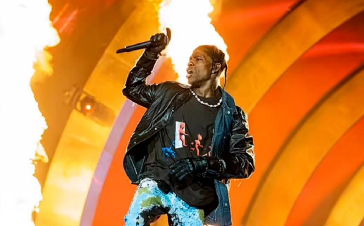 На рэперов Трэвиса Скотта и Дрейка подали в суд из-за гибели фанов на концерте На рэперов Трэвиса Скотта и Дрейка подали в суд из-за гибели фанов на концерте