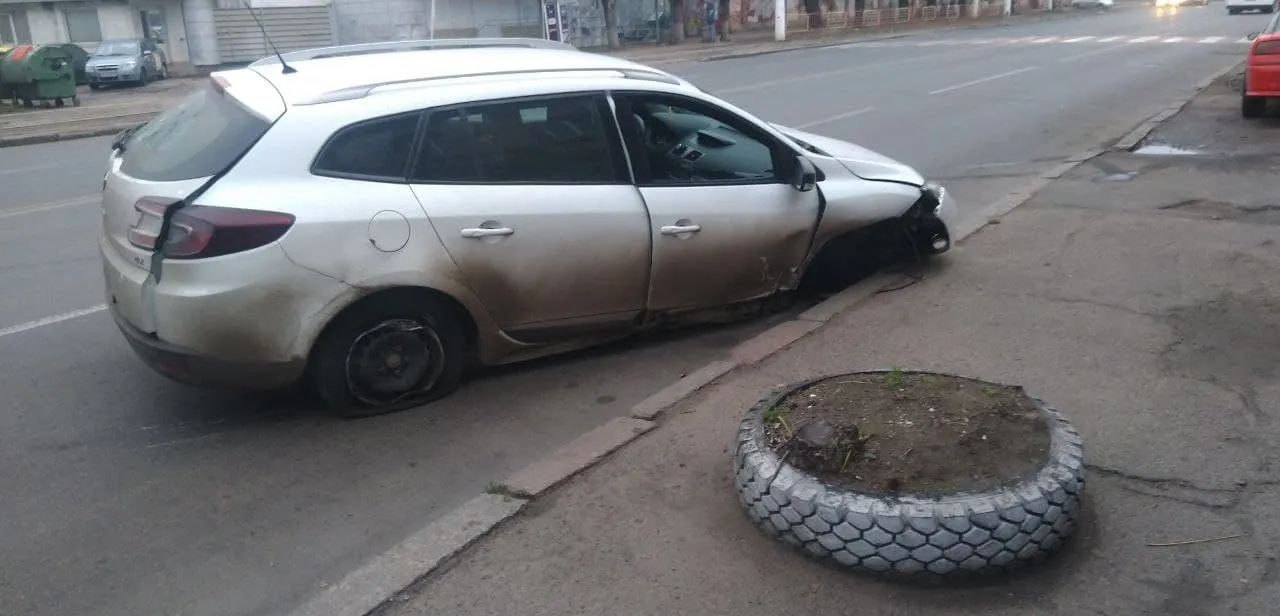 Перегонець Одеса Збив клумби 8 листопада 2021 Перегонець Одеса Збив клумби 8 листопада 2021