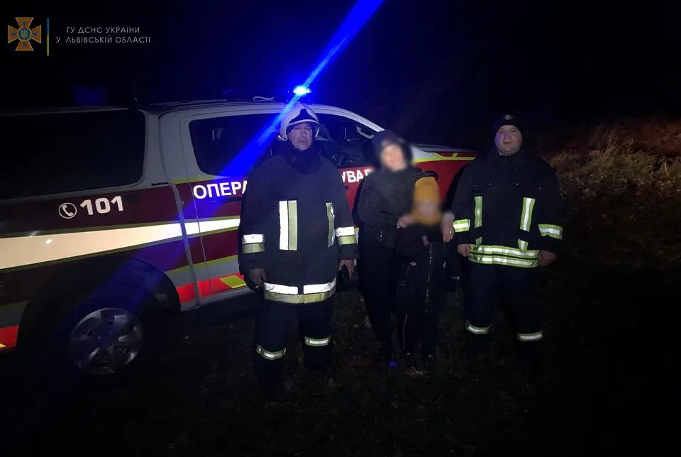 На Львівщині родина з малою дитиною заблукала у лісі: їх шукали рятувальники
