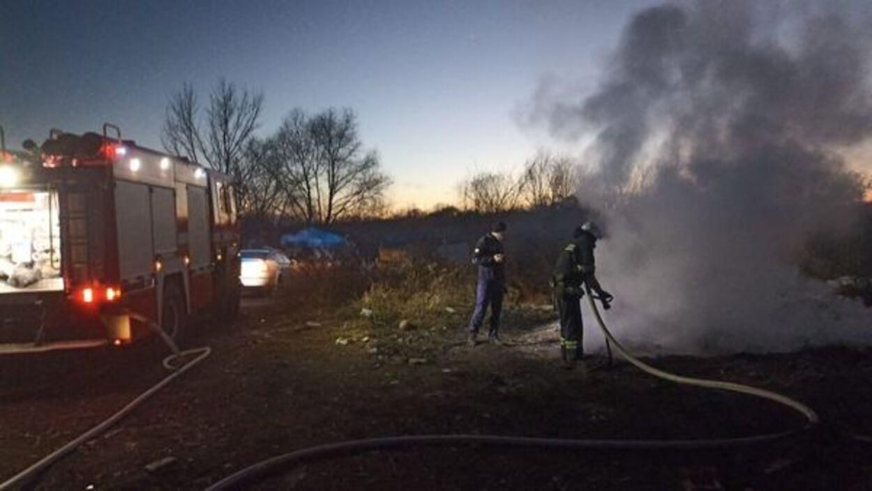 Палатка сгорела дотла: 1-летний мальчик погиб во время пожара в ромском лагере на Львовщине Палатка сгорела дотла: 1-летний мальчик погиб во время пожара в ромском лагере на Львовщине